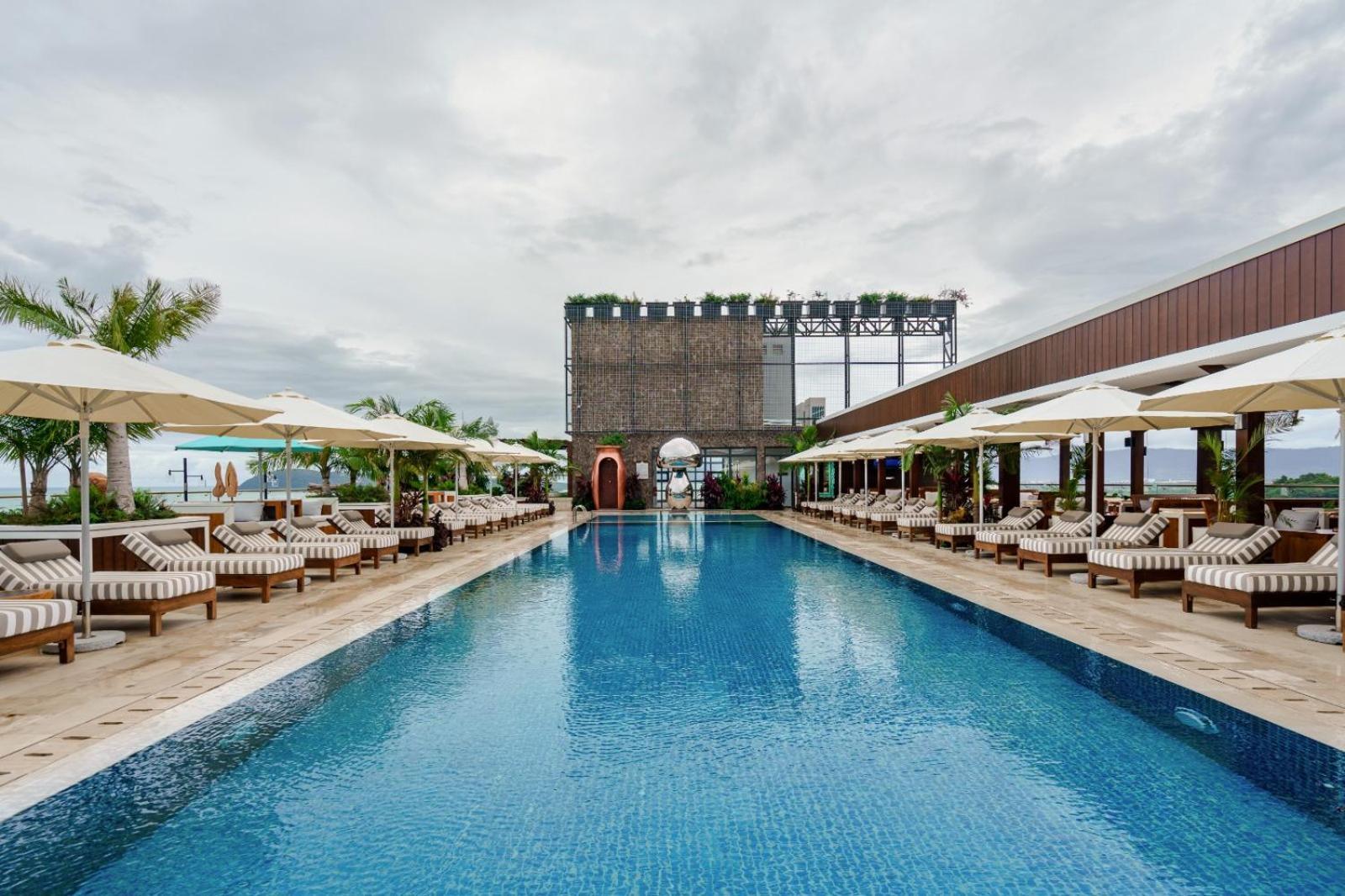 The Riyaz Lavanya Langkawi Пантай-Сенанг Экстерьер фото The rooftop pool at the hotel
